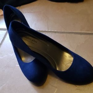 Blue pumps